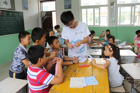 支教队成员与小学生在一起